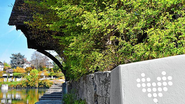 Ein &bdquo;Rheinliebe-Herz&ldquo; am Inseli symbolisiert den großen Zusammenhang des Uferrundwegs als Projekt der IBA Basel 2020.