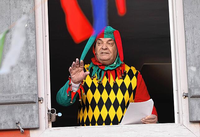 Darf beim Narrenspiel vor dem Zunfthaus nicht fehlen: Der Kappedeschle (Lothar Rapp) spricht aus dem Fenster.