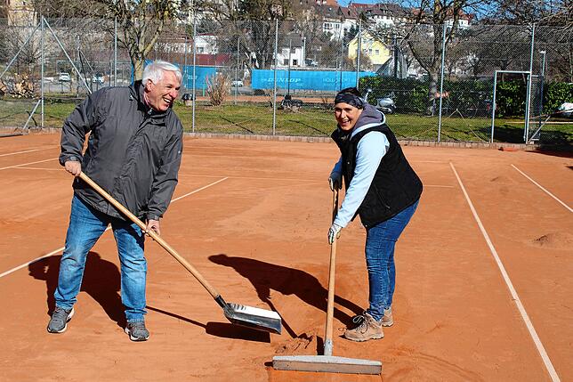 Gute Laune trotz mühevoller Arbeit: die TC-Mitglieder Simone Weber und Bernd Sernatinger.