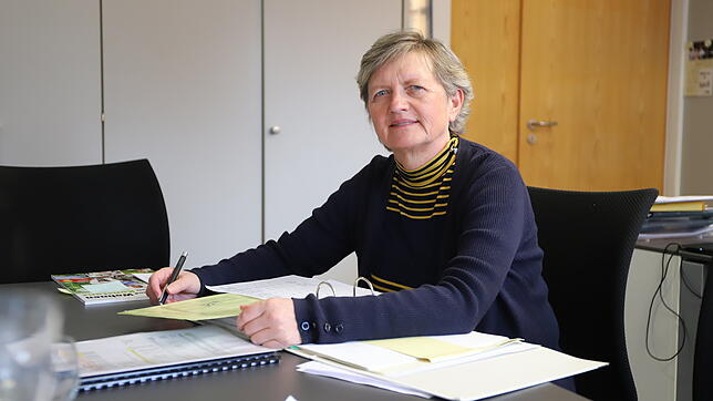 Gisela Meßmer leitet das Pflegezentrum St. Verena in Rielasingen-Worblingen mit 96 Plätzen. Dafür muss sie sich auch mit viel Papierkram ...