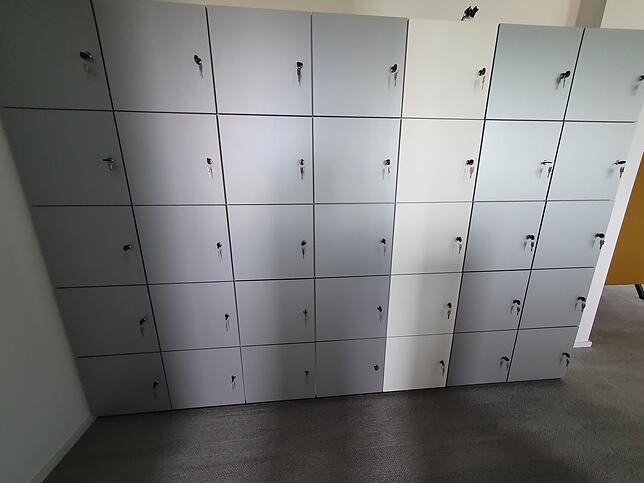 Fast wie eine kleine Rückblende auf die alten Hauptpost-Jahrzehnte: Diese Spindwand für Mitarbeiter erinnert an die alten Schließfächer.