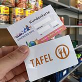 Die alten Papierkarten werden im Konstanzer Tafelladen durch digitale Einkaufsausweise ersetzt.