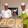 In Aktion für die Vesperkirche (von links): Eric Stadelhofer, Mariette Huntscha und OB Bernd Häusler. ACK steht für Arbeitskreis ...