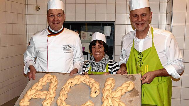 In Aktion für die Vesperkirche (von links): Eric Stadelhofer, Mariette Huntscha und OB Bernd Häusler. ACK steht für Arbeitskreis ...