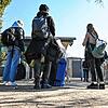 Flüchtlinge aus der Ukraine warten an der Hauptpforte der Landeserstaufnahmeeinrichtung in Sigmaringen, um hereingelassen zu werden.