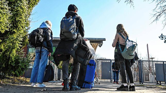 Flüchtlinge aus der Ukraine warten an der Hauptpforte der Landeserstaufnahmeeinrichtung in Sigmaringen, um hereingelassen zu werden.
