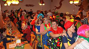 Mitschunkeln und sich bei der Polonaise anhängen, bringt zwischendurch den Kreislauf in Schwung und sorgt für Stimmung. Die ...
