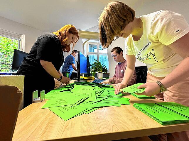 Hochkonzentriert bei der Arbeit: Die Wahlhelfer Jennifer Trefzer, Nico Bibbo, Arthur Bauer und Valeska Witzgall in Wehr beim Auszählen ...