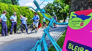 An der Hagnauer Uferpromenade weisen Hans Hunger und Ronny Ganser Radler auf die Gefahren hin. Die Unfallbilanz 2023 des Bodenseekreises ...