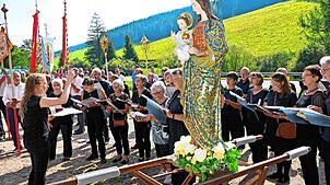 Neben dem Musikverein Urach mit seinen musikalischen Beiträgen umrahmte auch der Kirchenchor Waldau das diesjährige Bruderschafsfest der ...