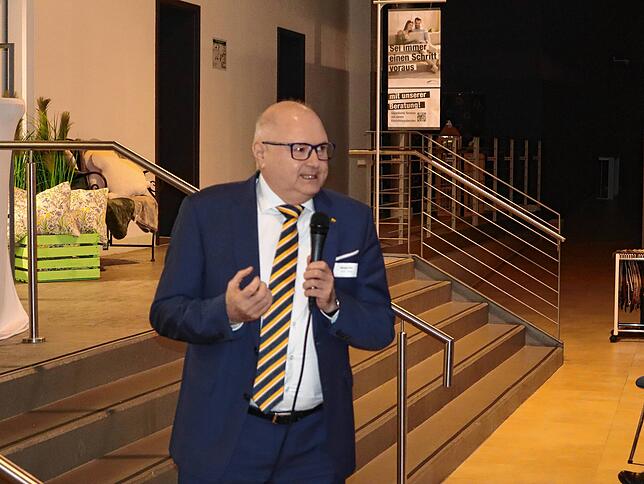 Michael Keller, stellvertretender Vorstandsvorsitzender der Firma Sto in Stühlingen, beim Hauptvortrag über Hypes, Trends und Megatrends ...