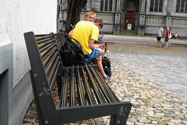 Münsterplatz, kostenlos: Ganz am Rand des Platzes und eigentlich schon in der Inselgasse gibt es einige Sitzbänke. Hinzu kommen die ...