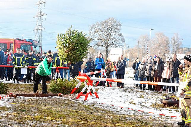 Bild 17: In Marbach fliegen die Weihnachtsbäume durch die Luft