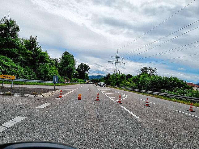 Die B34 ist nach einem Unfall bei Wallbach gesperrt.