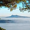 Blick vom Tengener Wannenberg aus auf den Hohenstoffel. In diesen Tagen sind die Hegau-Berge häufig von Nebel ganz oder zum Teil ...