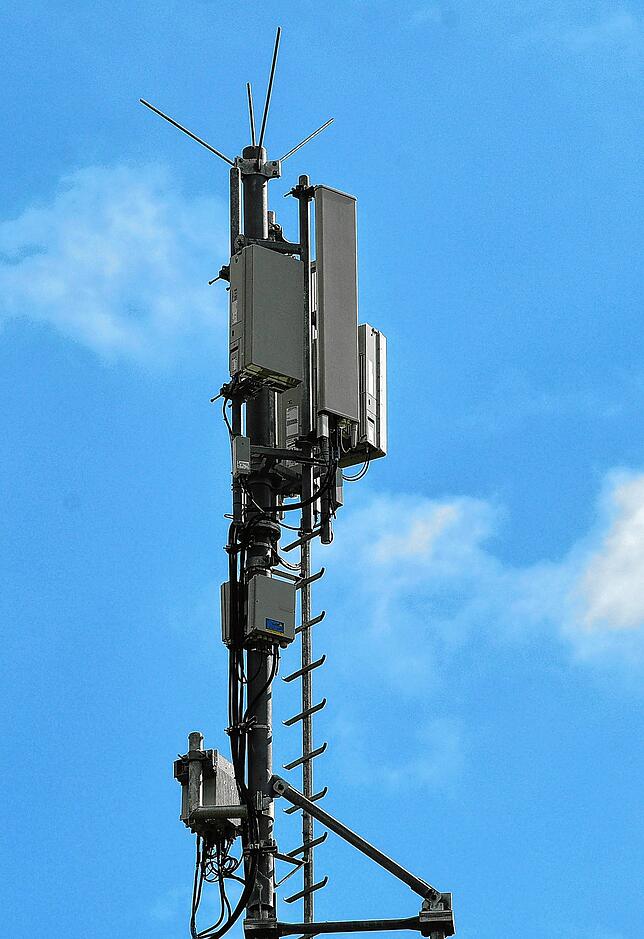 Ein 5G-Sendemast steht im Bahnhof Schlettau.