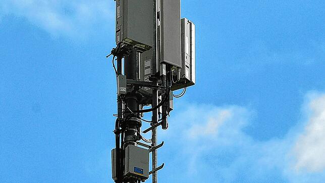 Ein 5G-Sendemast steht im Bahnhof Schlettau.