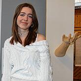 Holzbildhauergesellin Luna Hensler aus Wald gestaltete als Gesellenstück eine Hand aus Lindenholz. Ihr Gesellenstück wird zum ...