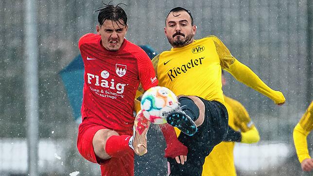 Zur Sache: Der Tiengener Dardan Fetai (links) und der Herbolzheimer Simon Witt kämpfen um den Ball.