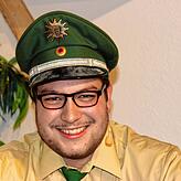Julian Bacher berichtet: „Mir wurde es in die Wiege gelegt.“ Er ist hier in die Rolle von Polizeioberkommissar Willy ...