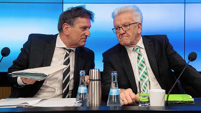 Manfred Lucha, Sozialminister von Baden-Württemberg, unterhält sich nach einer Regierungs-Pressekonferenz mit Ministerpräsident Winfried ...