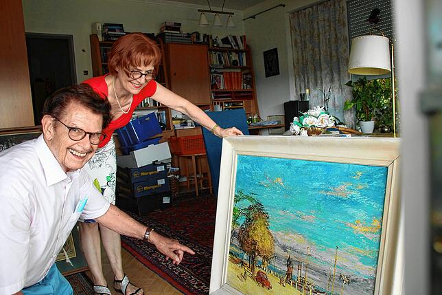 Heidrun und Carla Karrenbauer begutachten ein Bild vom Konstanzer Hafen mit Stadtgarten.