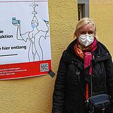 Gundula Fladjiani zeigte viel Geduld und war dankbar für die Möglichkeit, zusammen mit ihrem Mann die Booster-Impfung in Empfang nehmen ...