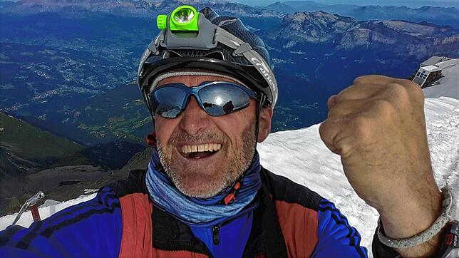 Ralf Zandona besteigt Berge meist bei Nacht: Hier beim Aufstieg auf den Mont Blanc. Rechts ist die Tete Gouter Hütte zu sehen.