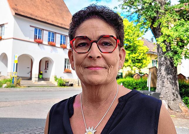 Deborah Wolf steht vor dem Rathaus in Wangen.