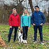 Sie hoffen, dass es mit dem Platz für die Hundesport-Gruppe klappt (von links) Leon Mähl mit Eddy, Jasmin Messelem mit Lotta, Stephanie ...