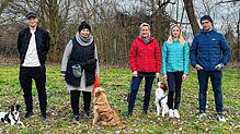 Sie hoffen, dass es mit dem Platz für die Hundesport-Gruppe klappt (von links) Leon Mähl mit Eddy, Jasmin Messelem mit Lotta, Stephanie ...