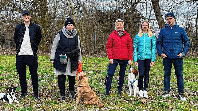 Sie hoffen, dass es mit dem Platz für die Hundesport-Gruppe klappt (von links) Leon Mähl mit Eddy, Jasmin Messelem mit Lotta, Stephanie ...