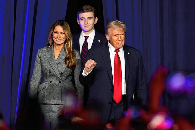 Geballte Faust am Wahlabend: Der republikanische Präsidentschaftskandidat Donald Trump tritt zusammen mit Ehefrau Melania und Sohn ...