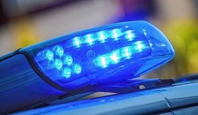 Ein Polizeiauto mit eingeschaltetem Blaulicht (Symbolbild).