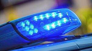 Ein Polizeiauto mit eingeschaltetem Blaulicht (Symbolbild).