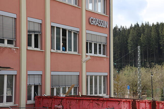 Auch im inneren der Gebäude wird noch fleißig gearbeitet: Der Schutt wird in den Container geworfen.