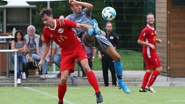 Premiere: Nico Husz (rechts, gegen Dennis Heinemann) krönte sein erstes Bezirksliga-Spiel für den SV Jestetten mit dem 3:1-Siegtreffer ...