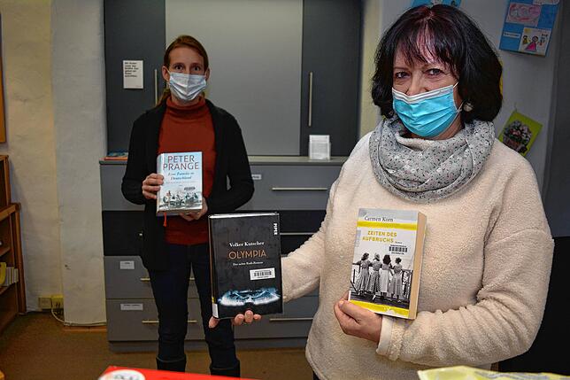 Claudia Reichle (rechts) und Judith Layec von der Stadtbücherei Meersburg zeigen einige Titel, die derzeit besonders nachgefragt sind.
