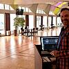 Viel Platz im Saal und eingezeichnete Tanzflächen: Christian Seidel am mobilen Musikpult in seiner Donaueschinger Tanzschule.