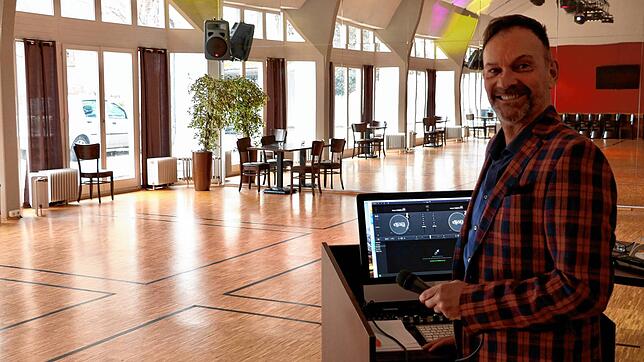 Viel Platz im Saal und eingezeichnete Tanzflächen: Christian Seidel am mobilen Musikpult in seiner Donaueschinger Tanzschule.