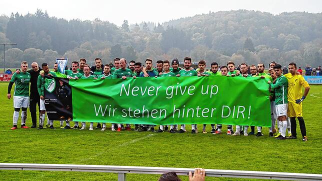 Die Spieler des TuS Blumberg zeigen deutlich, dass sie ihren Mannschaftskollegen Kevin Simanowski nach dessen schwerem Schicksal weiter ...