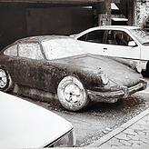 1971 im Jahr von Uli Burchardts Geburt auf einem Parkplatz der Uni Konstanz aufgestellt: der Beton-Porsche des Künstlers Gottfried Bechtold