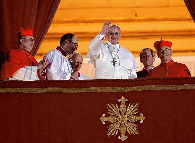 Papst Franziskus ist seit 1.272 Jahren der erste Nichteuropäer, der erste Papst aus Lateinamerika und der erste Jesuit auf dem Stuhl ...