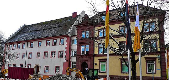 Staffelgiebelgebäude: Einst wohnten die Stiftsdamen im Staffelgiebelhaus (links). 1806 wurde es zum Großherzoglichen Bezirksamt, 1939 ...