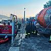 Mehr als sechs Stunden sind die Feuerwehrleute am Donnerstag, 19. Juni, im Einsatz, um ausgelaufenen Diesel aus dem See zu entfernen. ...