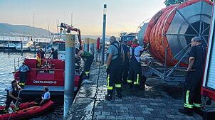 Mehr als sechs Stunden sind die Feuerwehrleute am Donnerstag, 19. Juni, im Einsatz, um ausgelaufenen Diesel aus dem See zu entfernen. ...