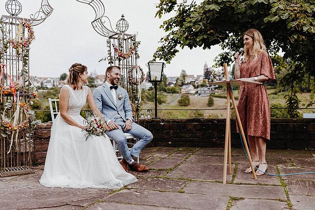 Hochzeitsrednerin Katharina Ellfeldt bei der Trauung von Stefan und Caroline Bauer am Bärenschlössle in Freudenstadt.