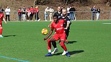 Pfaffenweilers Doppeltorschütze Jallow Saja schirmt den Ball ab vor dem Spielführer der SC Konstanz-Wollmatingen, Javan Sardarabady.