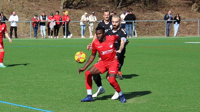 Pfaffenweilers Doppeltorschütze Jallow Saja schirmt den Ball ab vor dem Spielführer der SC Konstanz-Wollmatingen, Javan Sardarabady.
