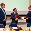 Baubürgermeister Detlev Bührer (links) und Oberbürgermeister Jürgen Roth bedanken sich bei Franz-Josef Holzmüller für seine Dienste für ...